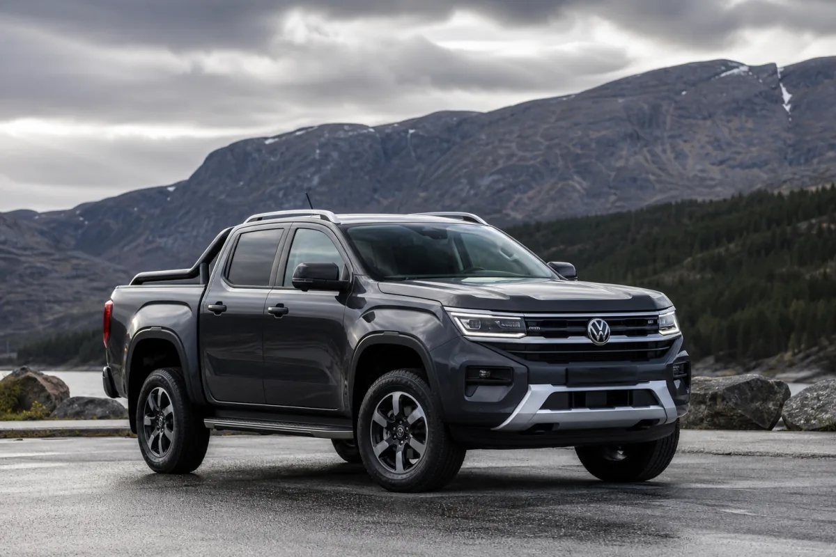 Mörkgrå Volkswagen Amarok dubbelhytt i skandinavisk fjällmiljö