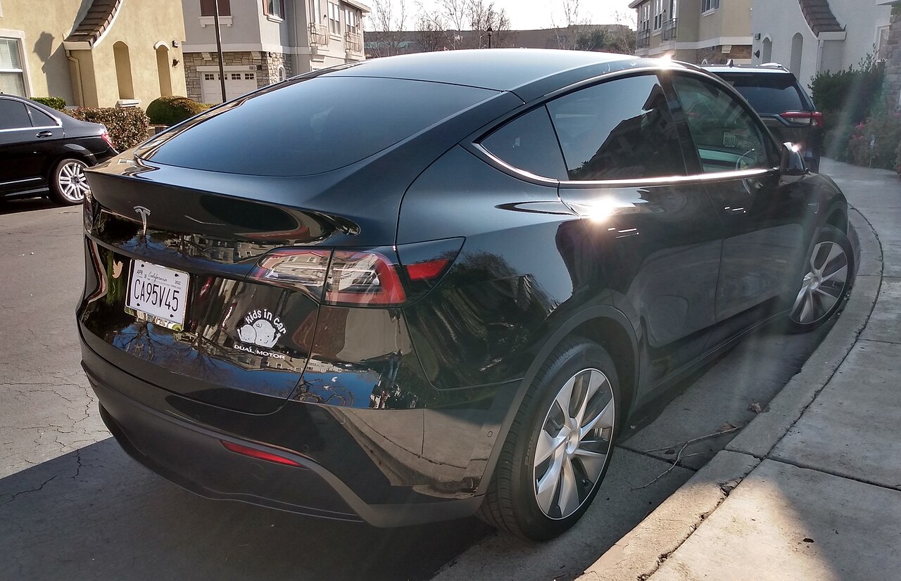 Tesla Model Y — exteriör och profil